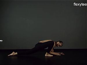FlexyTeens - Zina shows flexible naked figure
